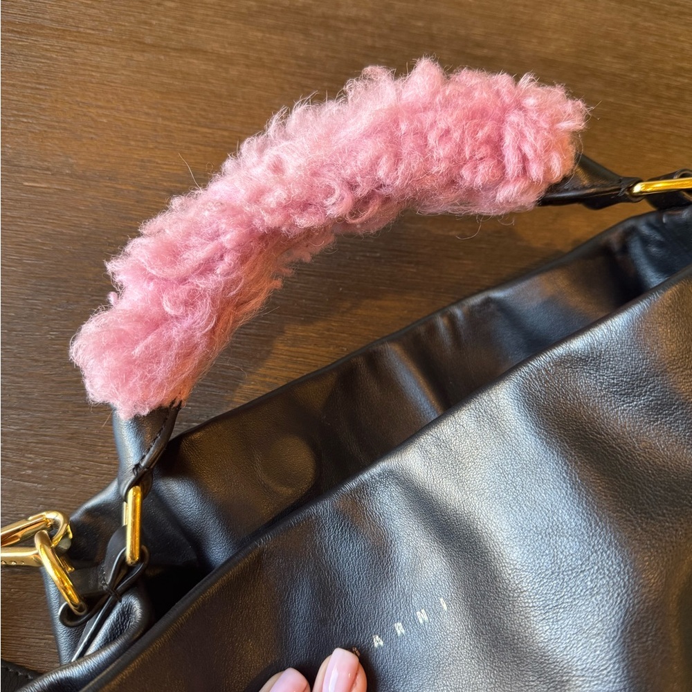 MARNI Black medium Venice tote with pink shearling handle - Picture 6 of 6